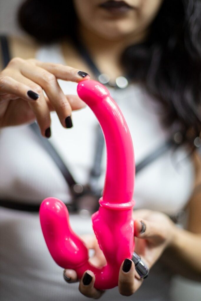 sexshopfauna la imagen puede contener un juguete sexual y una mujer sosteniendolo