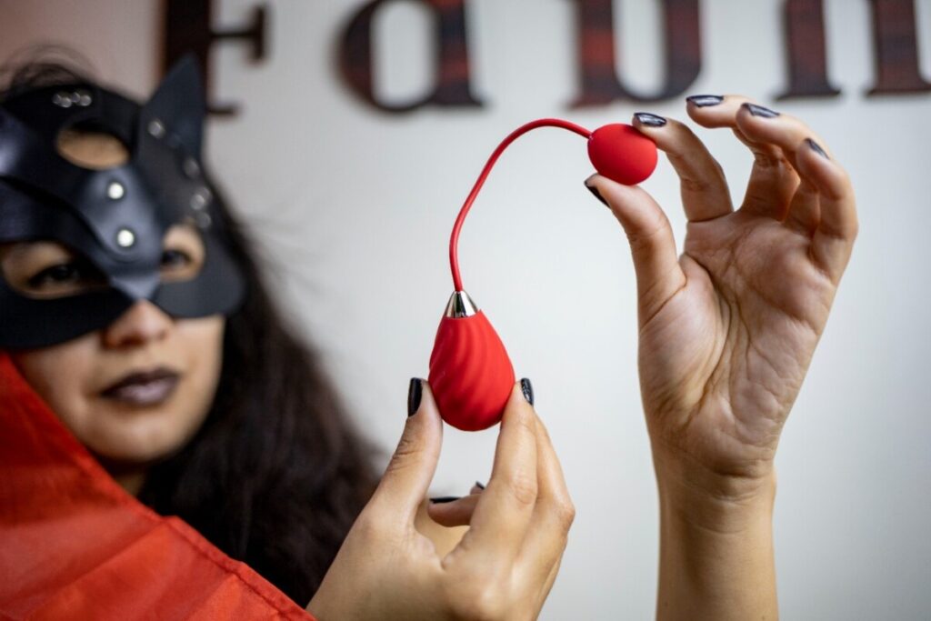 sexshopfauna la imagen puede contener una mujer con mascara sosteniendo un juguete sexua