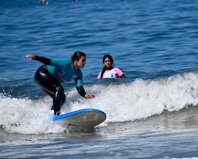 joven realizando surf en la ciudad de iquique chile