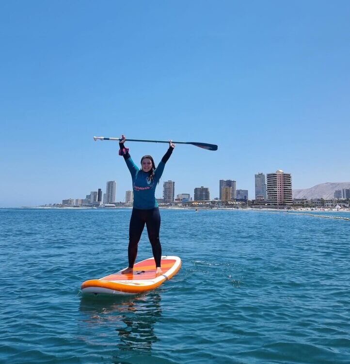 mujer realizando stand up paddle board en playa cavancha ciudad de iquique chile