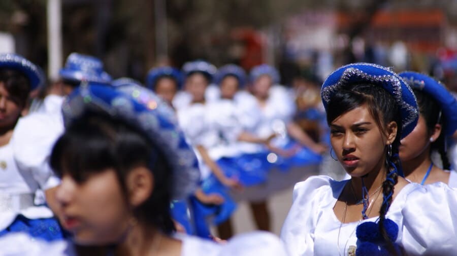 la imagen puede contener mujeres bailando en un baile religioso en la fiesta de la tirana region de tarapaca chile