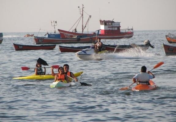 playa cavancha iquqiue, la imagen puede contener personas haciendo kayak