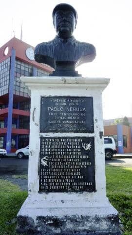 busto de pablo neruda monumento publico en la ciudad de iquique