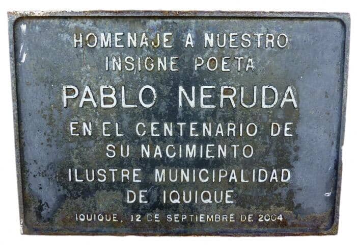 placa descriptiba de busto de pablo neruda monumento publico en la ciudad de iquique
