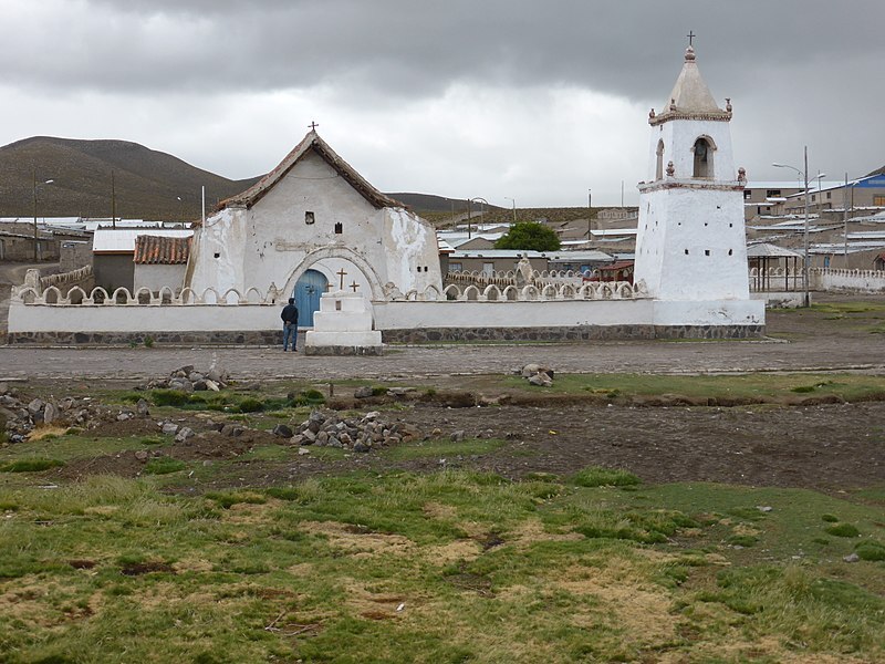 800px-Iglesia-santuario_de_Isluga,_caserío_de_la_comuna_de_Colchane,_Región_de_Tarapacá,_Chile