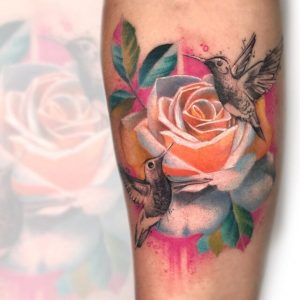 la imagen puede contener un tatuaje de dos colibris y una rosa blanca