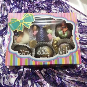 la imagen puede contener dulces guardados en una caja son 6 numeros de dulces y uno con motivo de la sirenita