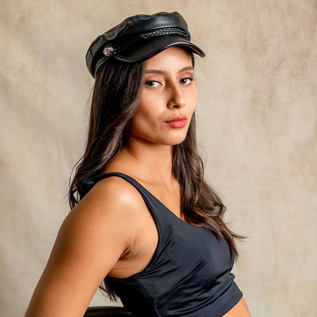 Carola-Espinoza-Indumentaria-Femenina-foto-en-la-imagen-puede-aparecer-una-mujer-con-sombrero-posando