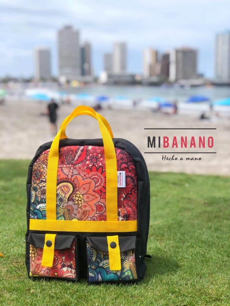 MiBanano-Cl-la-imagen-puede-contener-una-mochila-y-la-playa