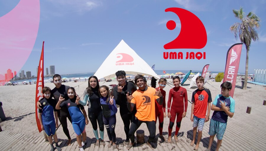 Uma-Jaqi-EscueladeSurf-jovenes-surfistas-posando
